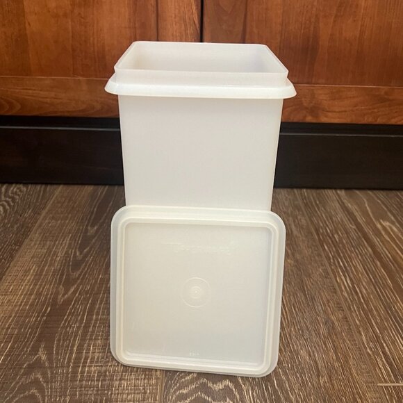 Vintage Tupperware Saltine Saver with Matching Lid - Picture 6 of 9